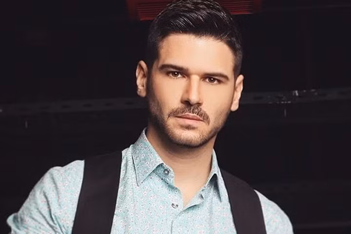 Tolgahan Sayısman (sinh năm 1981 ở Istanbul) làm MC truyền hình.