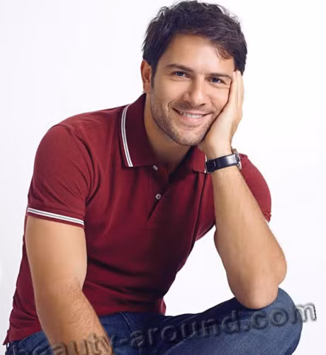 Kenan Kalav sinh năm 1961 nhưng vẫn còn rất phong độ. Anh nổi danh trong loạt phim truyền hình Çalıkuşu.