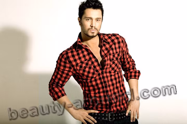 Mehmet Akif Alakurt (sinh năm 1979) đoạt hai danh hiệu người mẫu xuất sắc nhất Thổ Nhĩ Kỳ và Thế giới, đều vào năm 2001.