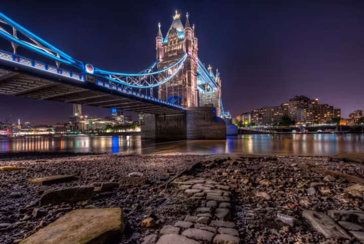 Cầu Tower, London, England. London thực sự là một nơi huyền diệu và cầu Tower - một công trình mang tính biểu tượng và là một ví dụ điển hình về lịch sử hào hùng của London, luôn là ưu tiên tham quan hàng đầu của du khách.