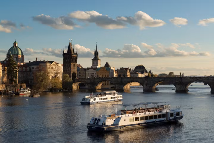 Cầu Charles, Praha, Cộng hòa Sec. Cầu bằng đá Gothic được xây dựng vào thế kỷ 14 để nối thị trấn Cổ với thị trấn Lesser, mà theo tương truyền, người ta trộn lòng đỏ trứng vào vữa để tăng cường độ cứng của cầu. Có một tháp đứng trên mỗi đầu cầu có thể quan sát thành phố Prague.