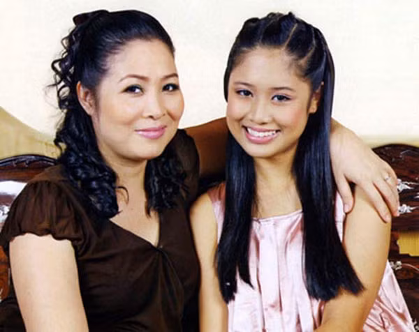 Vài năm trước đây, Nghệ sĩ Hồng Vân đã tự hào giới thiệu con gái đầu lòng của mình với truyền thông cả nước. Ngoài việc sở hữu chiều cao 1m78 nổi bật, Xí Ngầu còn có khuôn mặt dễ thương, ăn hình. Cô thừa hưởng nhiều nét đẹp của mẹ từ khuôn mặt phúc hậu, đôi mắt đượm buồn.. Bước chân vào showbiz, cô thử sức với công việc làm diễn viên.