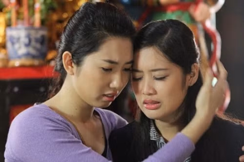 Là con của nghệ sĩ nổi tiếng thừa hưởng máu nghệ thuật từ mẹ mà ngay từ khi còn nhỏ, Hoàng Châu đã gắn bó với ánh đèn sân khấu, dễ dàng được đảm nhận nhiều vai diễn. Ban đầu Xí Ngầu không ngại đảm nhận vai phụ trong nhiều vở kịch sân khấu được công chiếu tại TP.HCM.