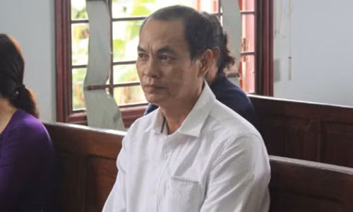 Ga hang xom treo rao, cuong buc co gai bi tam than