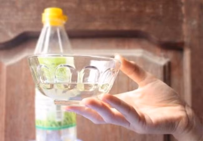 Giấm trắng là một chất khử trùng và tẩy vết bẩn siêu hiệu quả - Ảnh: Internet