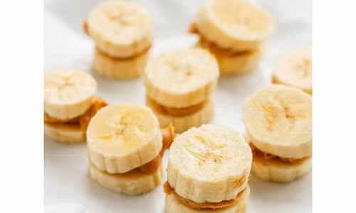 Ăn vặt bằng chuối và bơ đậu phộng giúp bổ sung năng nượng cho cơ thể (Ảnh minh họa)