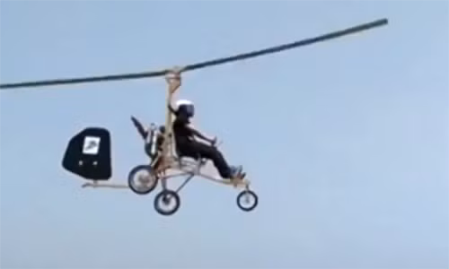 Nguoi dan ong bo hoc giua chung, do tien che tao may bay