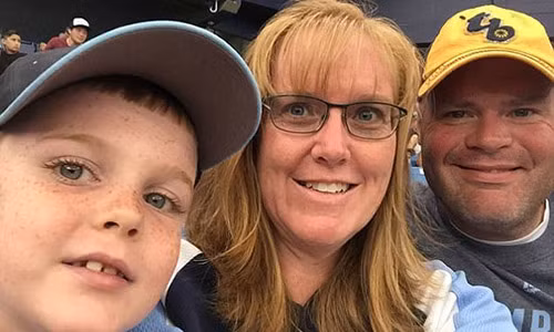 Nu canh sat tu nan tren duong ve nha khong kip gap mat con trai