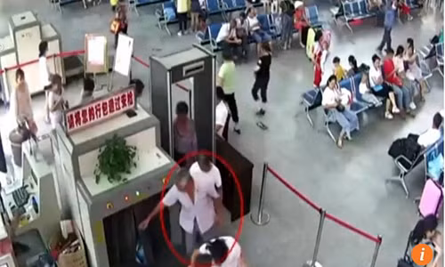 Soc nguoi dan ong Trung Quoc mang 2 canh tay nguoi len xe bus