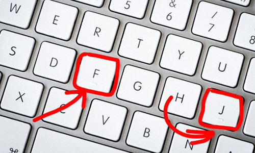 Phím chữ F và chữ J có gờ nổi trên tất cả các bàn phím QWERTY.