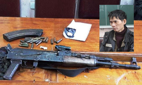 Bị can Tài và vũ khí nóng bị thu giữ.