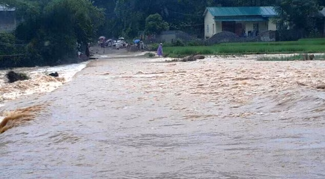 Mua lon dien rong o Bac Bo, canh bao lu quet sau bao so 2