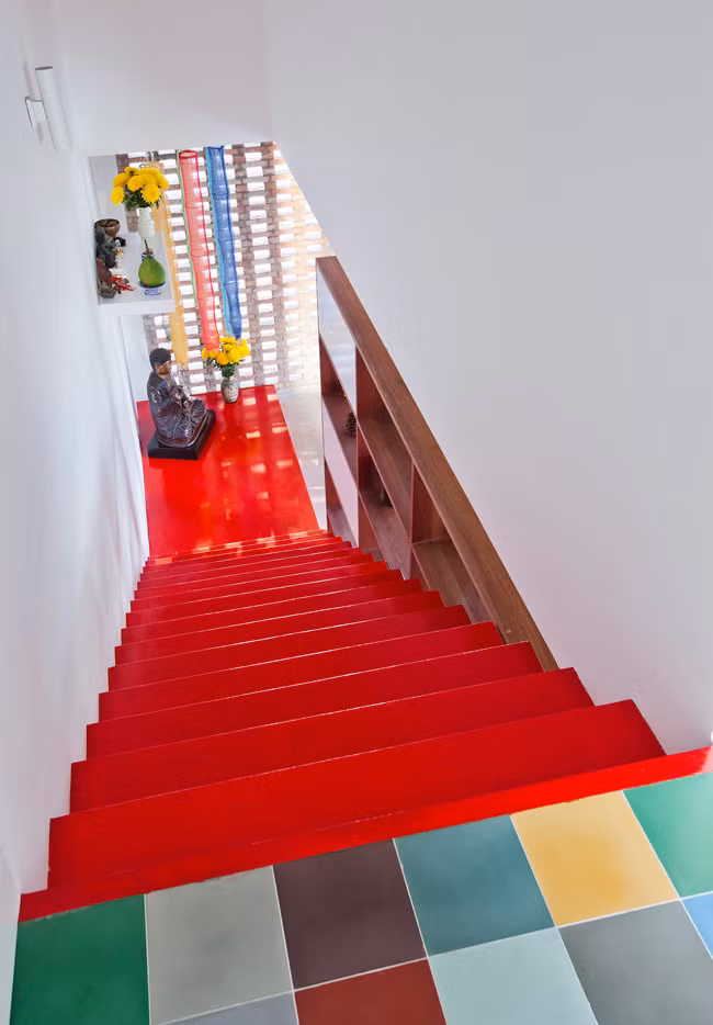 Cầu thang sặc sỡ dẫn lên tầng áp mái.