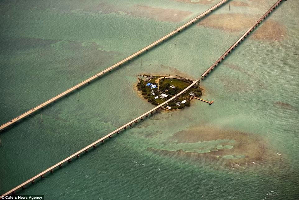 Cầu Seven Mile (Cầu bảy dặm) chạy qua eo biển dài hơn 10 km, nối liền vịnh Mexico và bang Florida, được hoàn thành vào năm 1982. Cây cầu mang tính biểu tượng này từng được chọn làm bối cảnh cho nhiều bộ phim như Quá nhanh quá nguy hiểm, Điệp viên 007: Lệnh hành quyết...