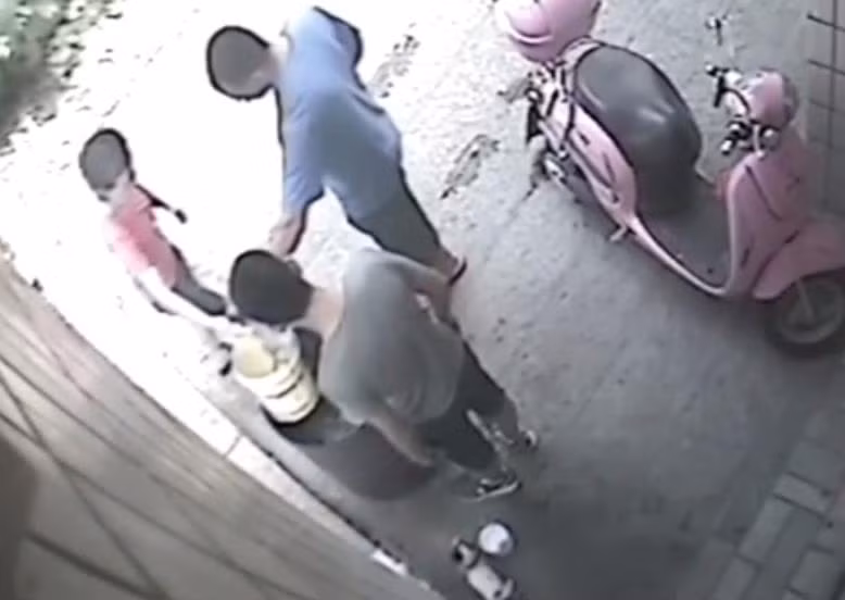 Chu cho bi thieu song oan uc trong thung hoa vang o TQ-Hinh-2