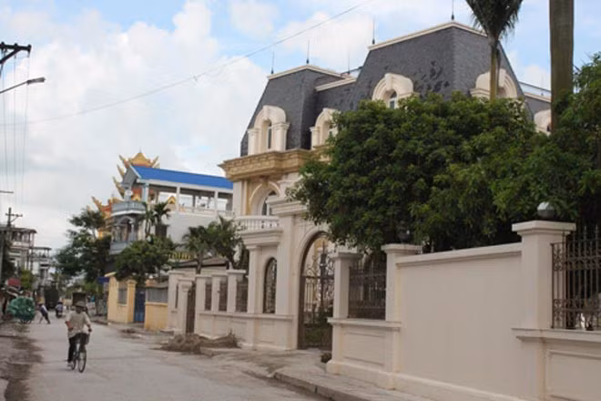 Một biệt thự kiểu Pháp của đại gia làng.