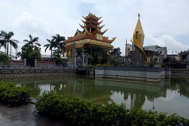 Công trình lăng mộ của họ Trần, do "đại" tỷ phú Trần Văn Sen xây dựng. Lăng mộ nằm ngay đầu làng, ánh màu vàng chóe. (Ảnh: Báo Dân Việt)