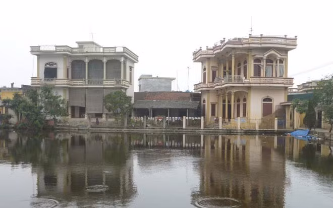 Những ngôi nhà bên cạnh hồ nước thơ mộng. (Ảnh: Panoramio)