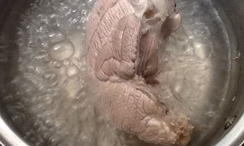 Sai lam chet nguoi khi luoc thit khien chat doc khong thoi ra duoc