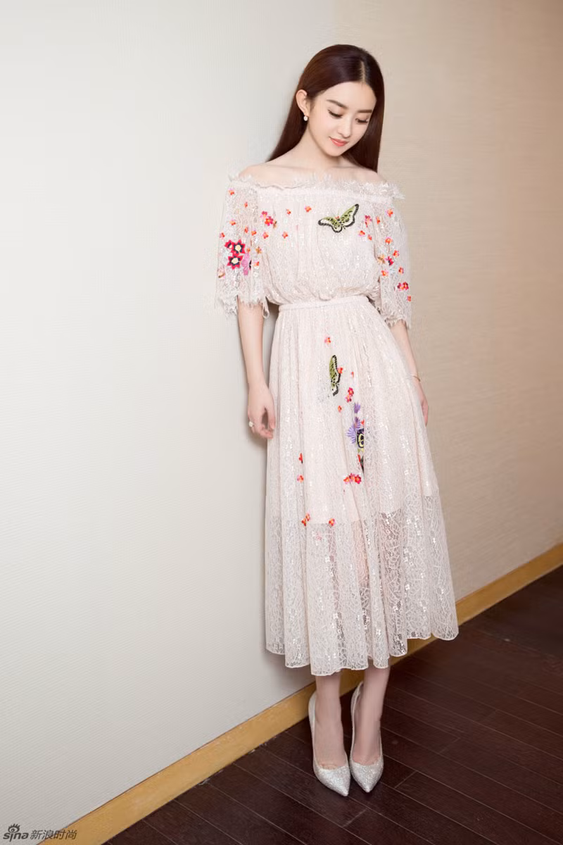 Dĩ nhiên để diện những chiếc váy dài mà không lo bị dìm dáng, cô cũng không thể quên những đôi giày cao.