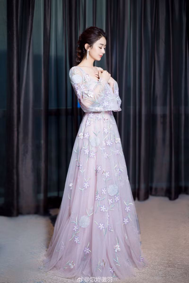 Nhất định trung thành với váy dài khiến mỹ nhân Hoa ngữ không còn bị chê gầy nhom.