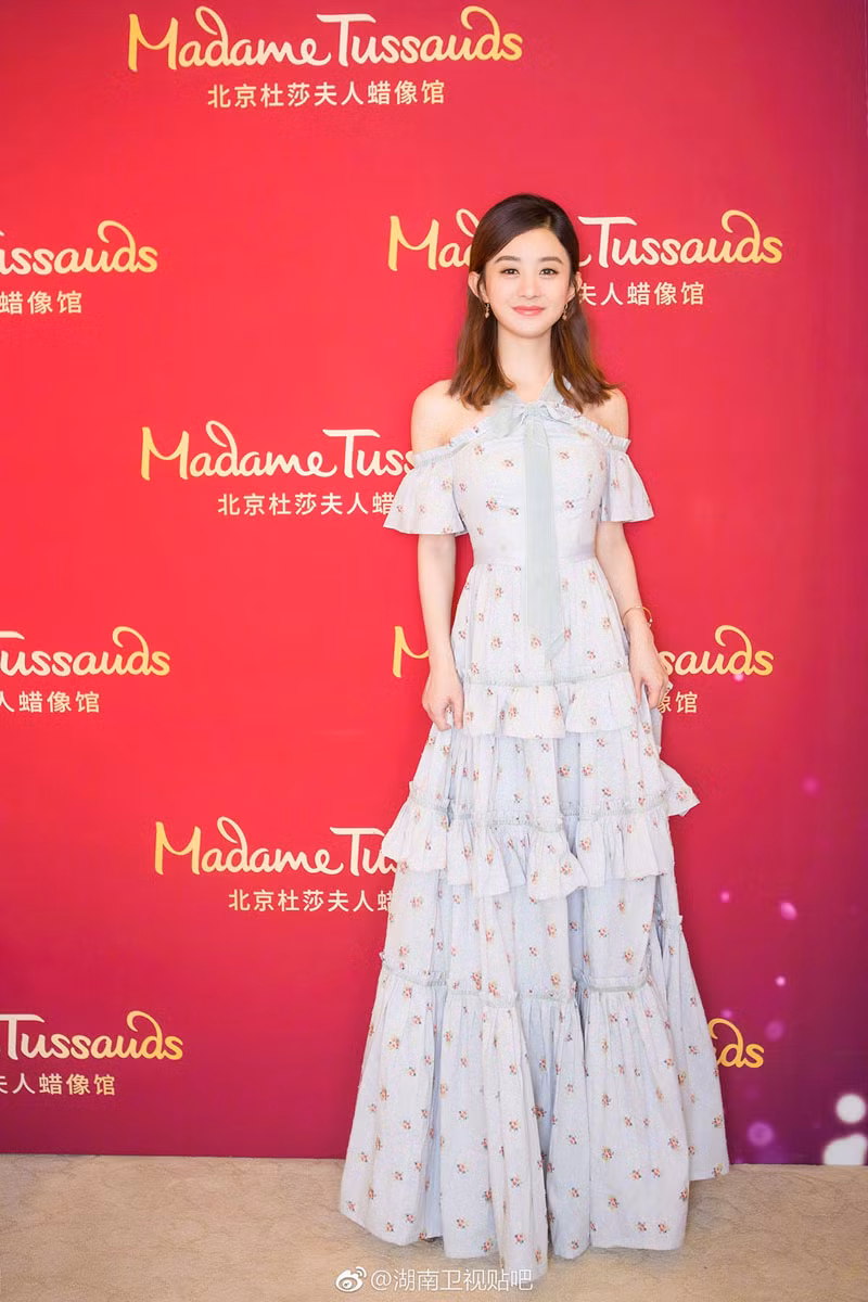 Váy hoa nhí tông xanh mát mắt khiến chủ nhân thêm đầy đặn, tràn đầy sức sống hơn với những đường xếp bèo.