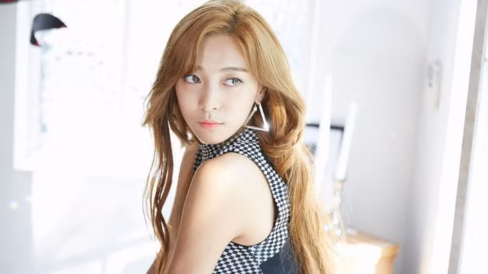 Luna (f(x)): Luna là một trong những quán quân đầu tiên của chương trình ca hát giấu mặt Mask Singers với kỉ lục 6 tập liên tiếp đứng nhất. Không chỉ hát tốt, cô còn đảm nhiệm vị trí nhảy chính trong nhóm. Tuy nhiên nhiều năm nay Luna luôn là tên tuổi quen thuộc trong danh sách những thần tượng bị đánh giá thấp về tài năng.