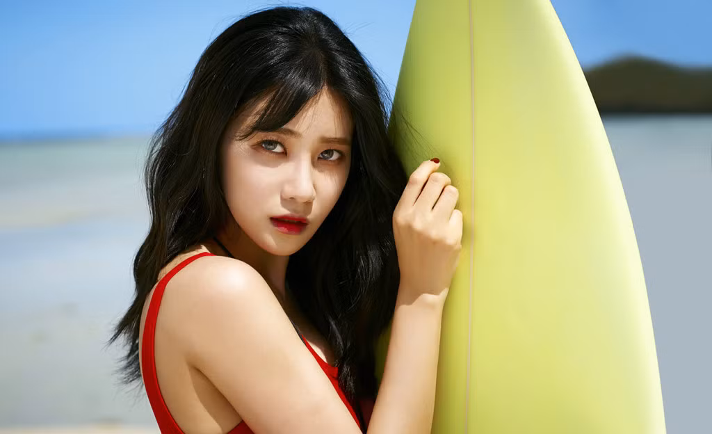Yuna (AOA): Thông tin ChoA rời nhóm khiến nhiều người đặt ra câu hỏi về người sẽ hát chính trong những ca khúc tiếp theo của AOA. Công chúng đã hoàn toàn quên mất nhóm vẫn còn một giọng ca chính khác là Yuna. Mặc dù sở hữu kĩ năng ca hát ngang ChoA nhưng cô bị người bạn cùng nhóm lu mờ hoàn toàn.