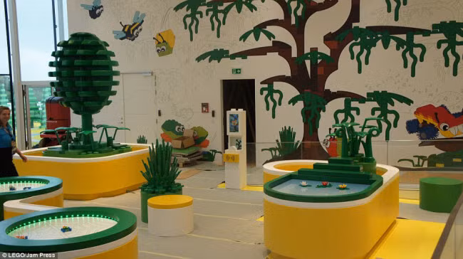 Bên trong tòa nhà, hàng chục khu triển lãm được làm từ 25 triệu mảnh lego, bao gồm cây khổng lồ và khủng long.