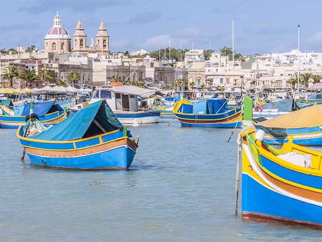 Marsaxlokk, Malta: Marsaxlokk nổi tiếng tại các thị trường ẩm thực với một loạt các loài cá, bao gồm món cá yêu thích của địa phương, Lampuki. Với môi trường xung quanh yên tĩnh, và những cánh thuyền buồm truyền thống của luzzu được xây dựng theo thiết kế bắt đầu từ thời Phoenicians, Marsaxlokk là một nơi đặc biệt quyến rũ để ghé thăm.