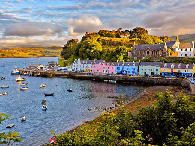 Portree, Scotland: Portree là thị trấn lớn nhất trên đảo Isle of Skye của Scotland, nó còn là một hải cảng nhộn nhịp cũng như một trung tâm văn hóa thịnh vượng, mặc dù dân số ít hơn 2.500 người. Bến cảng là điểm nhấn, có nhiều quán rượu, nhà hàng hải sản và có tầm nhìn ngoạn mục quanh vịnh.