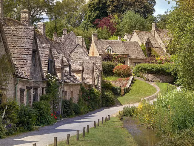 Bibury, Anh: Bibury, nằm giữa khu vực đồi núi Cotswold, thường được gọi là thị trấn xinh đẹp nhất của nước Anh, và chắc chắn cũng là một trong những ngôi làng đẹp nhất châu Âu. Bibury được xây dựng cách đây hàng trăm năm, những con đường nhỏ len lỏi giữa những ngôi nhà cổ bằng đá với những mái nhà dốc đứng.