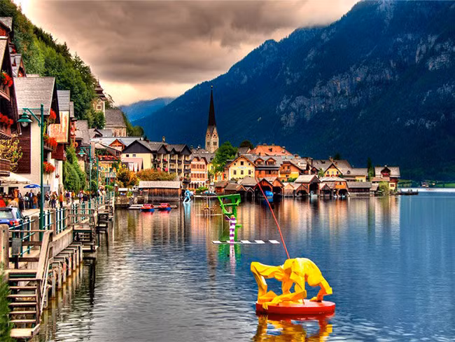 Hallstatt, Áo: Hallstatt là một trong những ngôi làng lâu đời nhất của Áo. Hàng ngàn năm khai thác muối đã biến thành sự thịnh vượng bền vững cho Hallstatt, có thể nhìn thấy ở quảng trường xinh đẹp của nó được bao quanh bởi các ngội nhà sơn màu sắc lộng lẫy phủ đầy cây xanh.