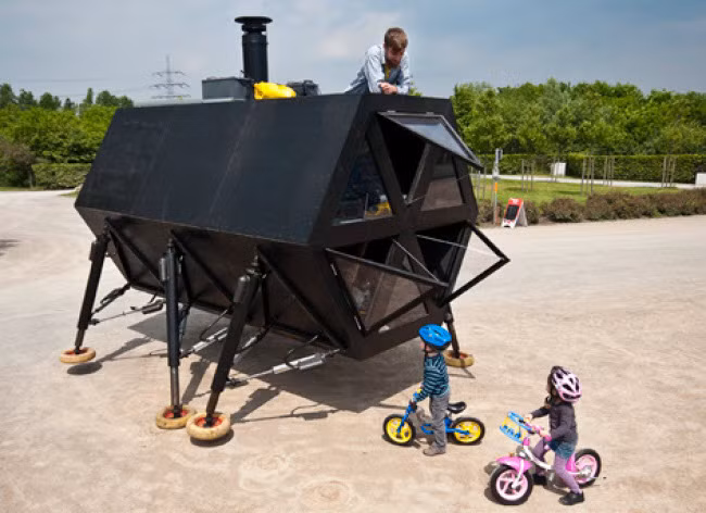 Nhà đi bộ Ngôi nhà độc đáo này được phát triển bởi 2 công ty thiết kế N55 và Trung tâm nghệ thuật Wysing. Kích thước của công trình dài 3,72 m, rộng 3,5 m và cao 3,5 m, trong khi trọng lượng là 1.200 kg. Nó có thể di chuyển với vận tốc đối đa 60 km/giờ. Năng lượng cho ngôi nhà được cung cấp từ các turbin gió và pin mặt trời.