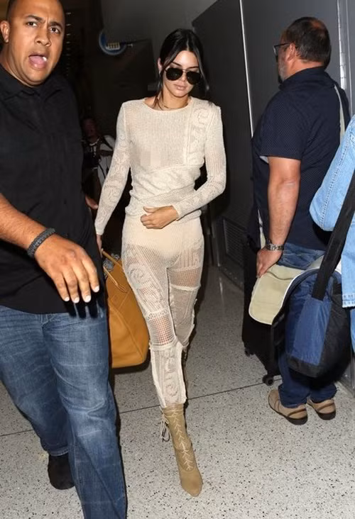 Nghe đồn trang phục từ vải lưới đang là xu hướng của năm nay, nhưng nếu không sở hữu vóc dáng siêu mẫu như Kendall Jenner thì có lẽ chúng ta nên cân nhắc.