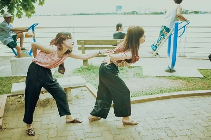 Được biết bộ ảnh để đời được thực hiện ở Caffe Nhà Sàn (địa điểm chính) và Hồ Tây. Ngay từ lúc mặc lên mình bộ quần áo của bà Khánh Thư lên “diễn” thì cả 2 đã nhìn nhau cười không ngớt vì tạo hình quá “bựa” của nhau.