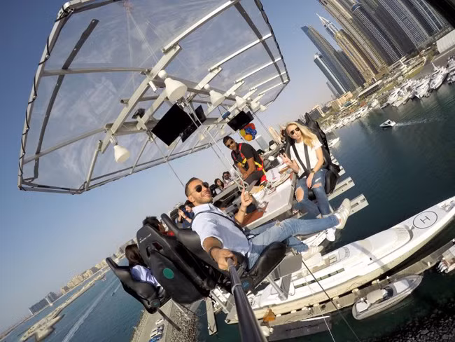 3. Dinner in the Sky (Ăn tối trên trời) ở Brussels, Bỉ: Dinner in the Sky là một trải nghiệm ăn uống không dành cho người sợ độ cao. Thực khách sẽ được ngồi vào một chiếc bàn ăn tối lơ lửng gần 60 mét trên không trung, vừa dùng bữa vừa thưởng thức toàn cảnh không gian xung quanh trong vòng 1 giờ. Ở giữa chiếc bàn bay 22 chỗ ngồi này còn có chỗ cho một bồi bàn, một đầu bếp, và một người pha trò giải trí. Nhà hàng đầu tiên ra mắt vào năm 2006 tại Bỉ, sau đó dần dần lan rộng ra toàn thế giới.