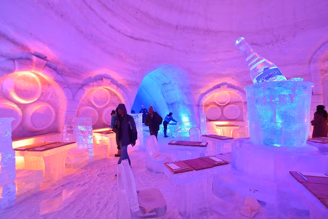 Toàn bộ nhà hàng được làm bằng tuyết hoặc đá. Các bức tường, bàn, thậm chí cả ghế ngồi, tất cả đều bị đông lạnh. Vì không thể làm nóng bất kỳ một loại thực phẩm nào, nhà hàng chuyên phục vụ các món ăn lạnh. Nhà hàng hoàn toàn tan chảy và biến mất khi thời tiết ấm lên mỗi mùa xuân, nhưng sau đó mỗi mùa đông lại được xây dựng lại từ tuyết và băng đá.