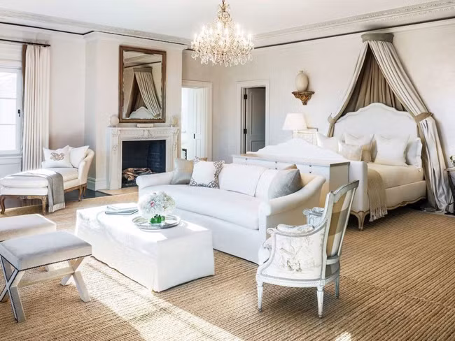 Phòng ngủ lộng lẫy như các căn phòng hoàng gia.