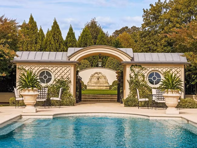 Đến năm 1931, ngôi nhà thêm 1 lần đổi chủ. Nó trở thành tu viện trong suốt 75 năm trước khi được mua lại lần cuối vào năm 2005.