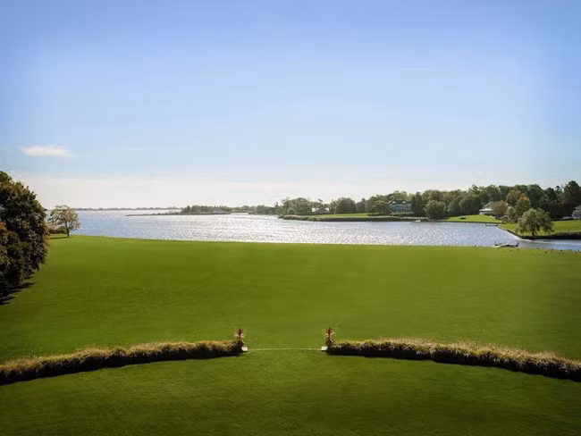 Từ biệt thự nhìn thẳng ra bãi cỏ xanh mướt và một dòng sông mát mẻ.