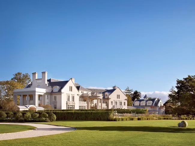 Trải qua 5 năm tu sửa, cải tạo, tu viện cũ đã biến thành một siêu biệt thự, lộng lẫy như lâu đài.