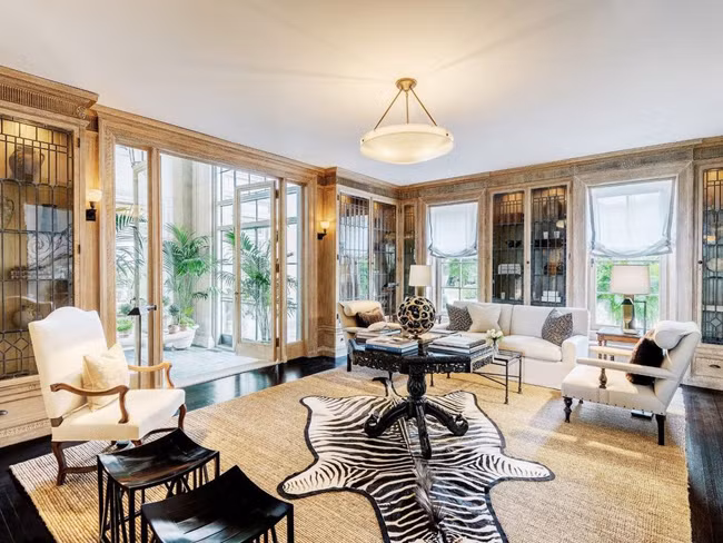 Ngoài ra, nó còn có một khu nhà riêng gồm 2 phòng ngủ và 3 phòng tắm cho người làm hoặc khách.