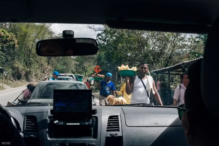 Trong chuyến du lịch của mình, họ đã gặp gỡ và kết bạn với rất nhiều người dân địa phương.