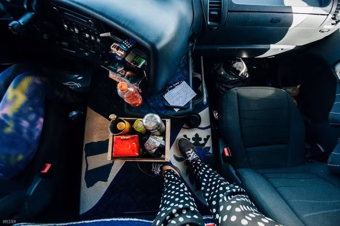 Cùng nhau chia sẻ những bữa ăn nhẹ ngay trên xe.