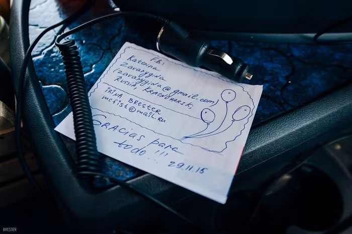 Họ thậm chí còn trao đổi Facebook, Email để sau này liên lạc với người lái xe đã cho mình đi nhờ.