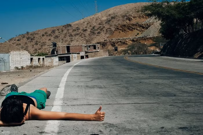 Mặc dù vấn đề về tội phạm khiến cho việc đi nhờ xe trở nên khó khăn, nhưng vẫn có những người tốt sẵn lòng giúp đỡ 2 cô gái này.