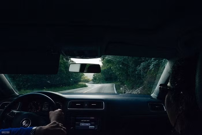 Thậm chí chủ của những chiếc xe sang vẫn vui vẻ cho 2 cô gái đi nhờ.