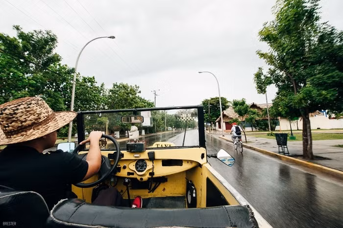 Trên những chiếc xe tải, họ có cơ hội được tìm hiểu về con người, phong tục tập quán nơi đây qua những người tài xế tốt bụng.