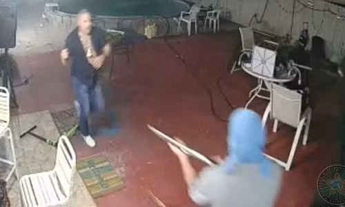 Cuop cam sung vao nha, chu vac ma tau duoi "mat dep"